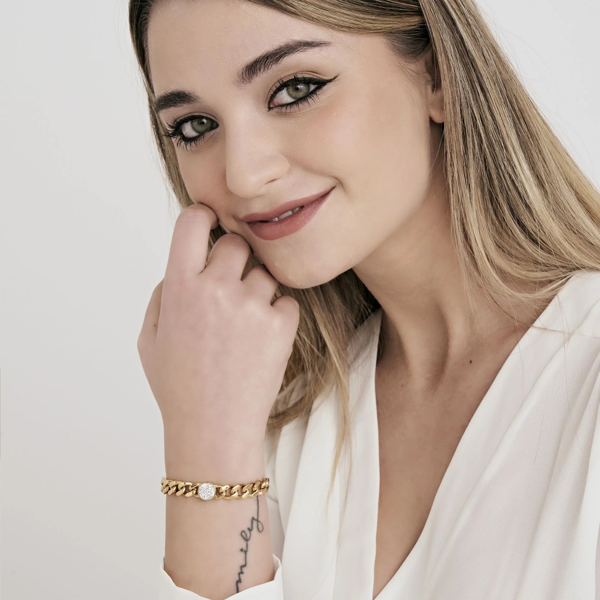 Bracciale in acciaio dorato con elemento e cristalli bianchi