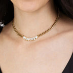Collana in acciaio dorato amore con cristalli bianchi