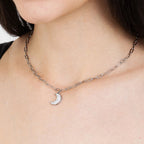 Collana in acciaio con luna e cristalli bianchi