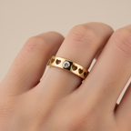 Anello fascia con cuori traforati