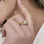 Anello in acciaio dorato con cristalli bianchi